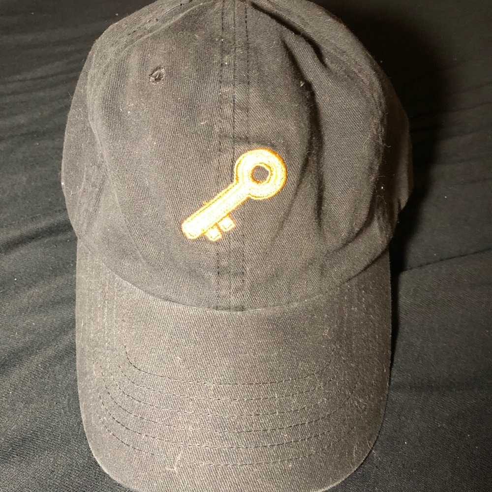 Black major key adjustable hat